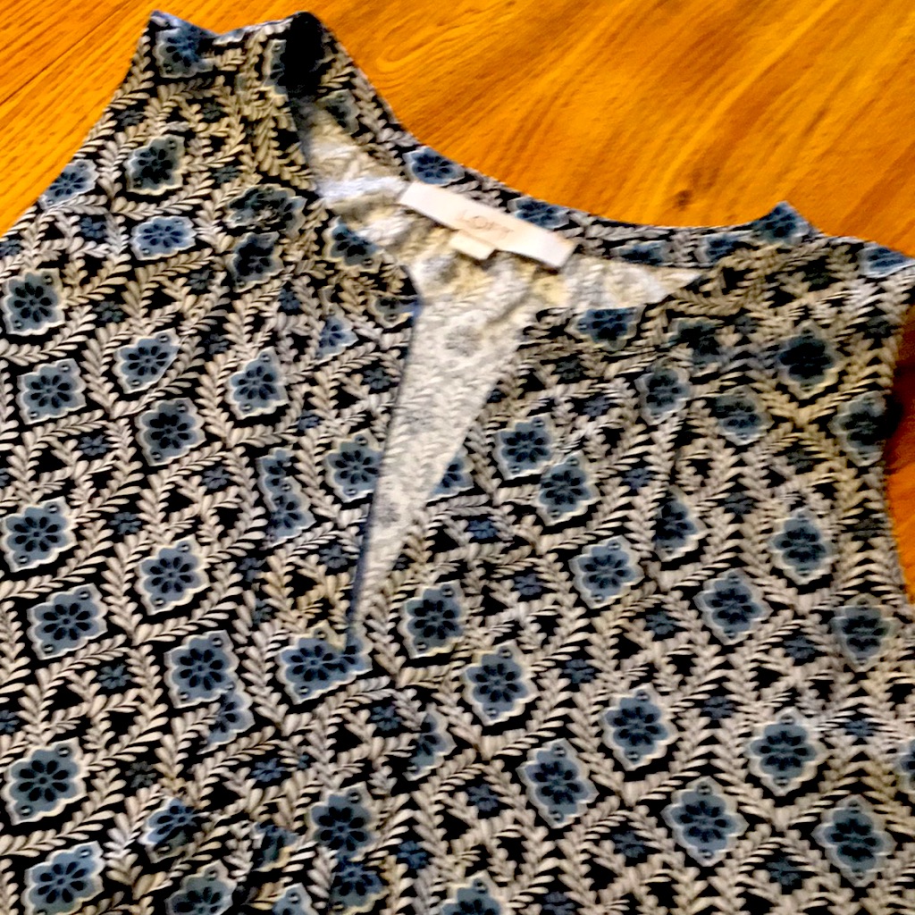Loft Medium Top. Euc.